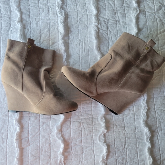 Colin Stuart Suede Wedge Ankle Booties 8.5 EUC - Picture 1 of 10